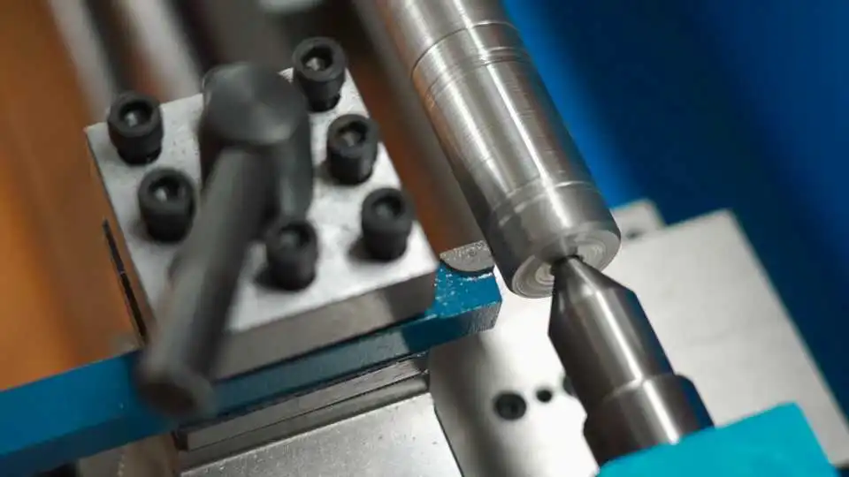 Observa cómo el mini torno para metal VEVOR Best ofrece cortes suaves y precisos con potencia confiable, estabilidad en banco y funciones versátiles para el trabajo del metal.