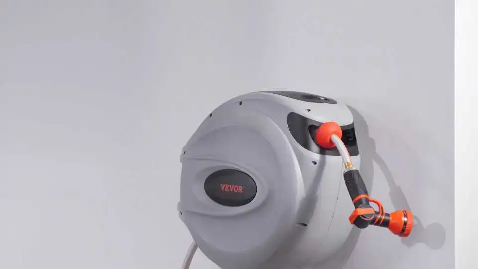 Montaje e instalación del carrete de manguera de agua de pared VEVOR: diseño retráctil, fácil de usar y la mejor herramienta de riego para espacios exteriores.