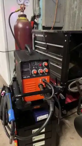 Vea el video de demostración de la máquina de soldar MIG VEVOR: guía completa paso a paso y demostración de potencia de soldadura.