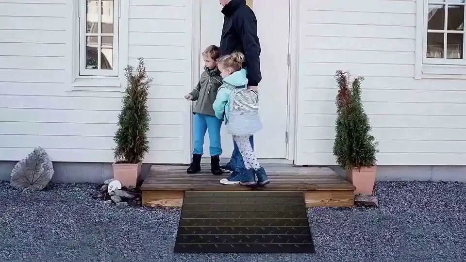 Bekijk onze demonstratie van draagbare rolstoelhellingen, waarin we laten zien hoe eenvoudig ze op te zetten zijn, hoe stevig ze zijn en hoe handig ze zijn voor thuis en op reis.