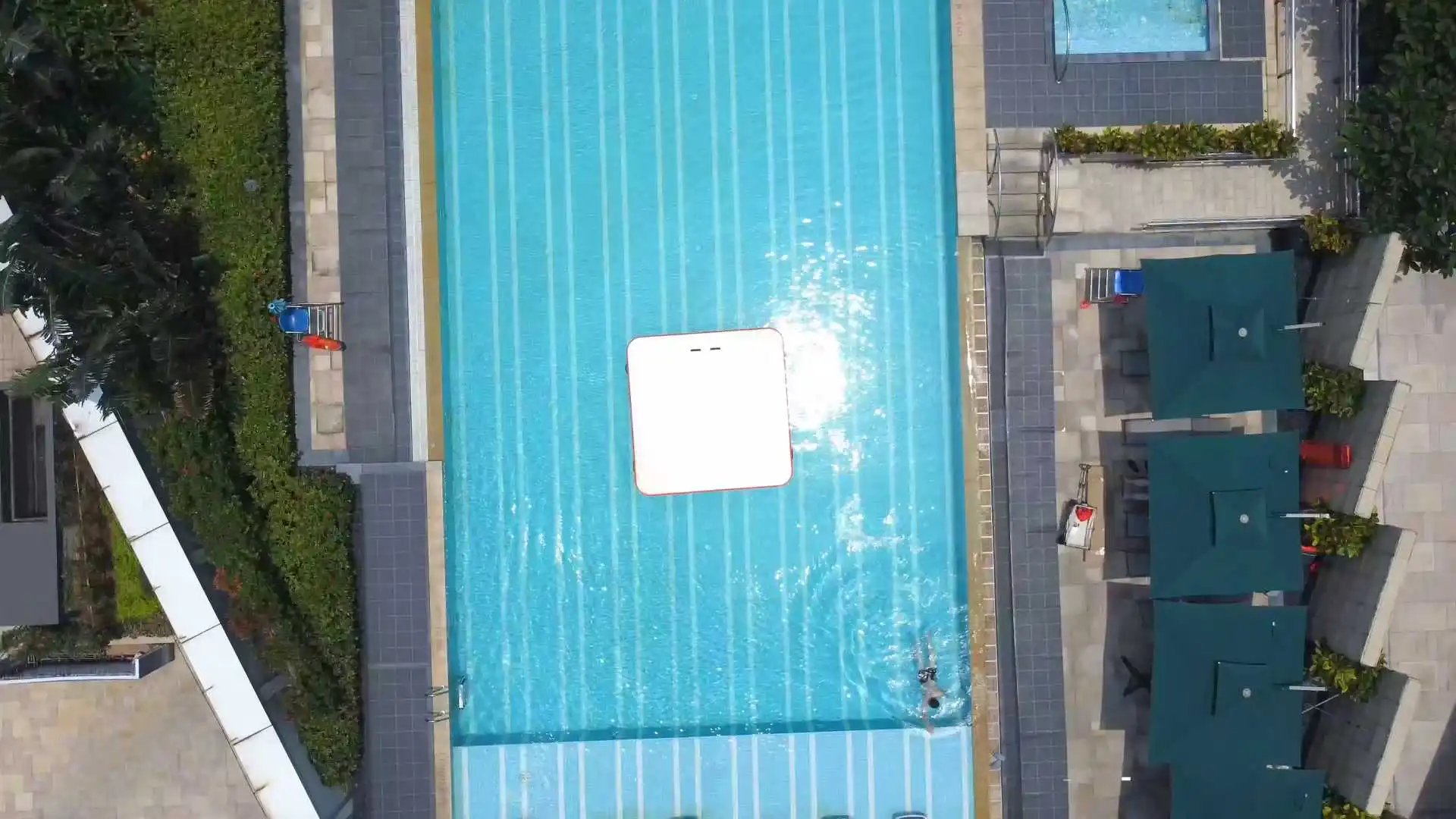 Bekijk hoe de drijvende opblaasbare steigers van VEVOR een stabiel, ruim platform creëren om te zwemmen, ontspannen en watersporten te beoefenen