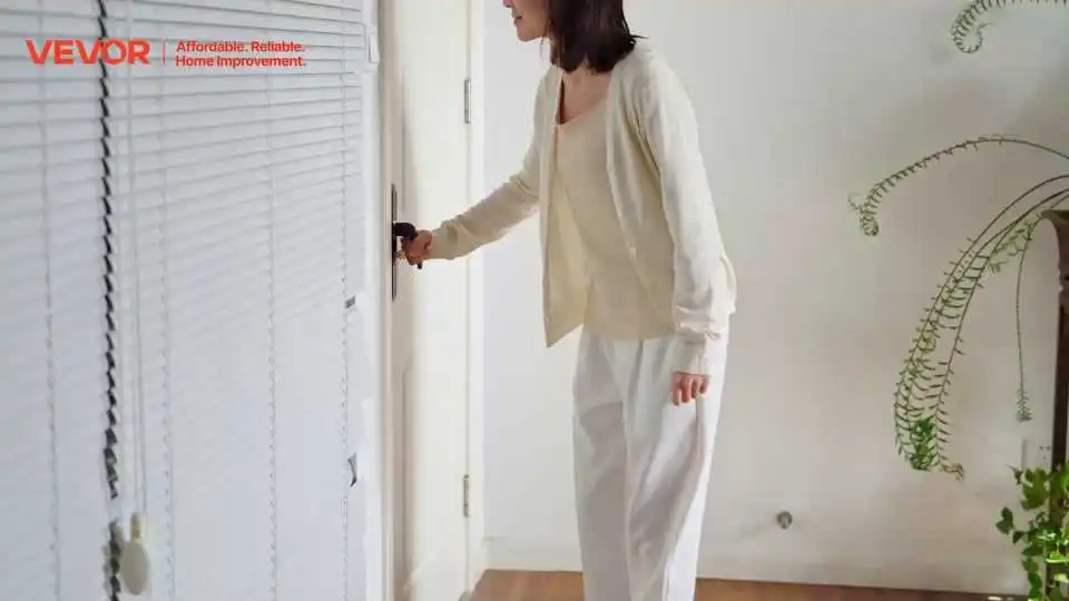 Vea el comedero para pájaros VEVOR con cámara y panel solar en acción: energía solar inteligente, cámara HD y observación de aves sin esfuerzo.