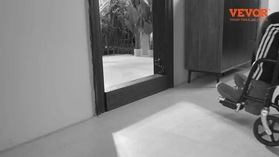 Guarda come la rampa per soglia del garage VEVOR garantisce un ingresso agevole, una transizione sicura e un supporto robusto per sedie a rotelle, scooter e portefinestre