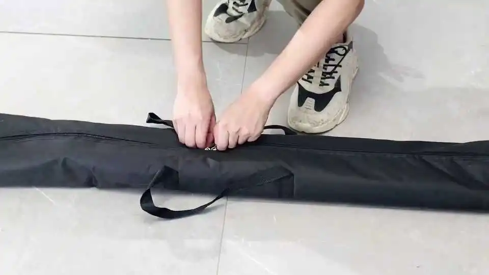 Sehen Sie selbst, wie der robuste, verstellbare Hintergrundständer von VEVOR selbst die größten Fotohintergründe stabil und mühelos trägt.