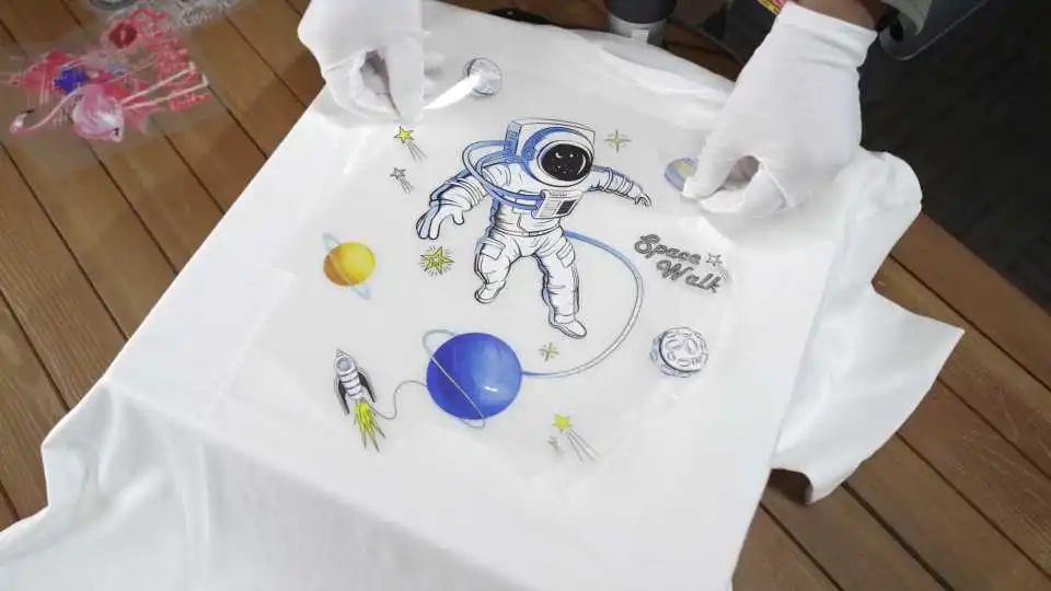 Vea nuestra demostración en vídeo de la máquina de impresión de camisetas, donde mostramos una configuración sencilla, un funcionamiento fluido y resultados profesionales para la impresión de camisetas personalizadas.