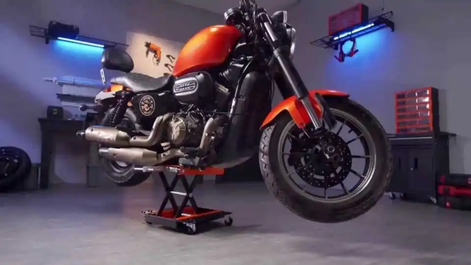 Guía completa que muestra la configuración, el funcionamiento, las comprobaciones de seguridad y los consejos de mantenimiento de motocicletas del elevador de tijera VEVOR.