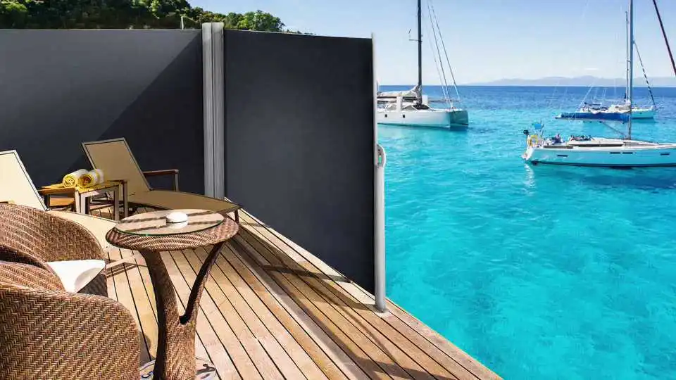 Guarda la nostra tenda retrattile in azione: facile da installare, aspetto moderno e copertura completa per patii, balconi e altro ancora