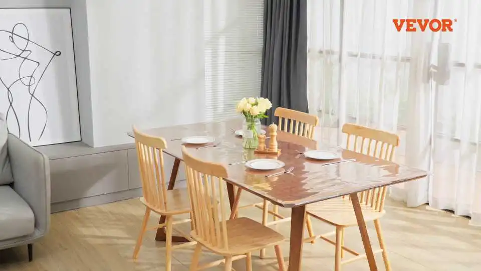 Sehen Sie die transparente Tischdecke in Aktion – überzeugen Sie sich von ihrem wasserdichten Design, ihrer Kratzfestigkeit und ihrer eleganten Passform für Ess- und Partytische.