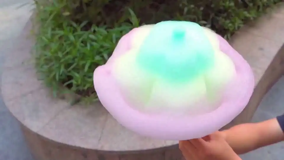 Vea nuestra demostración en vídeo de la máquina de algodón de azúcar, donde le mostramos cómo crea dulces esponjosos y deliciosos en segundos, perfectos para el hogar y las fiestas.