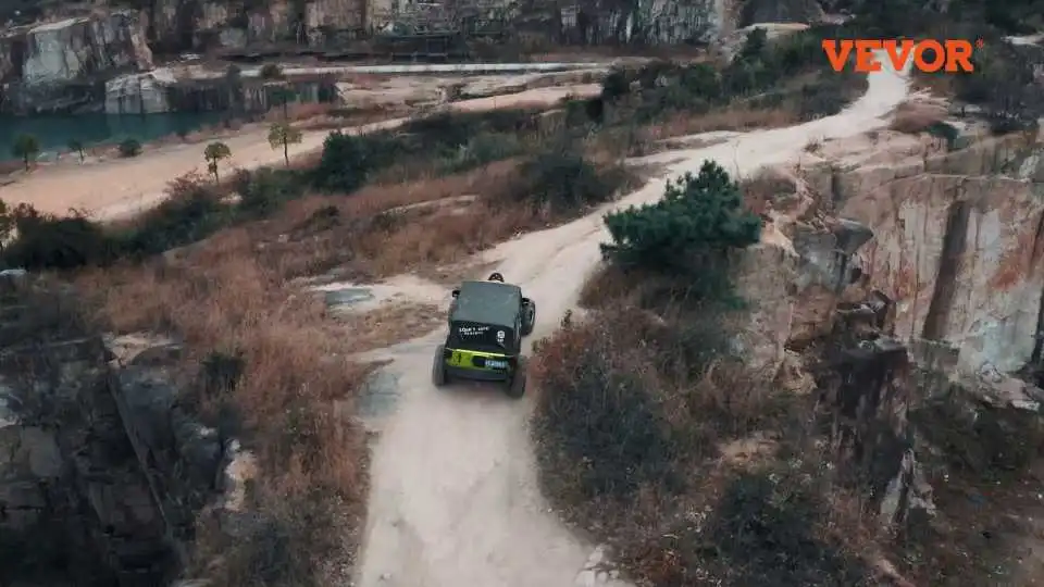 Guarda l'argano elettrico portatile VEVOR in azione: potenza compatta, sollevamento fluido e facile controllo per sollevamento, traino e traino