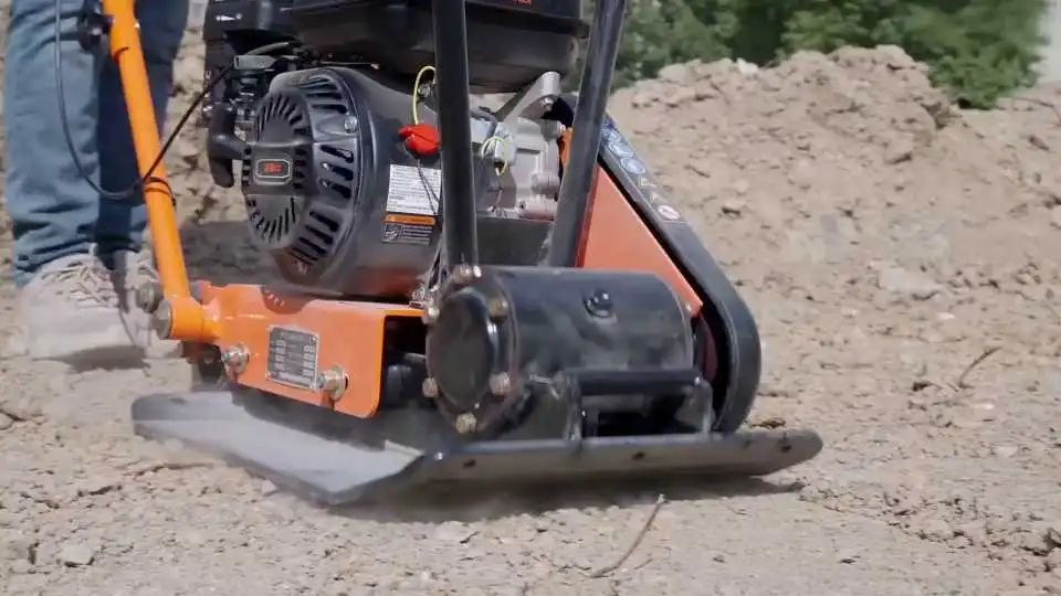 Vea cómo la compactadora de placa vibratoria VEVOR ofrece una fuerza de 4200 libras con apisonamiento de alta velocidad para pasillos, patios, asfalto y paisajismo.