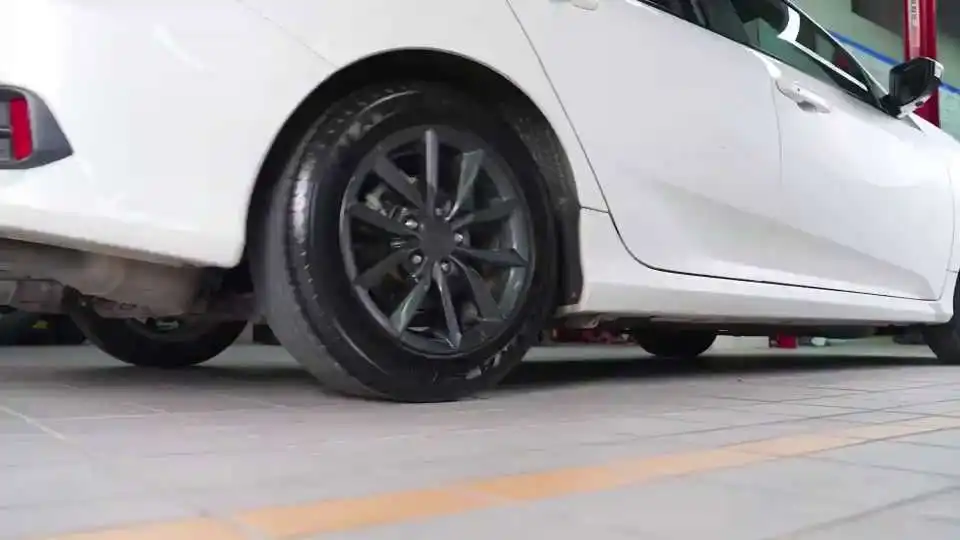 VEVOR Bester Wagenheber – Sehen Sie sich die Videodemonstration dieses robusten Wagenhebers mit einer Tragkraft von 2 Tonnen und einem kraftsparenden Zweizylindersystem an.