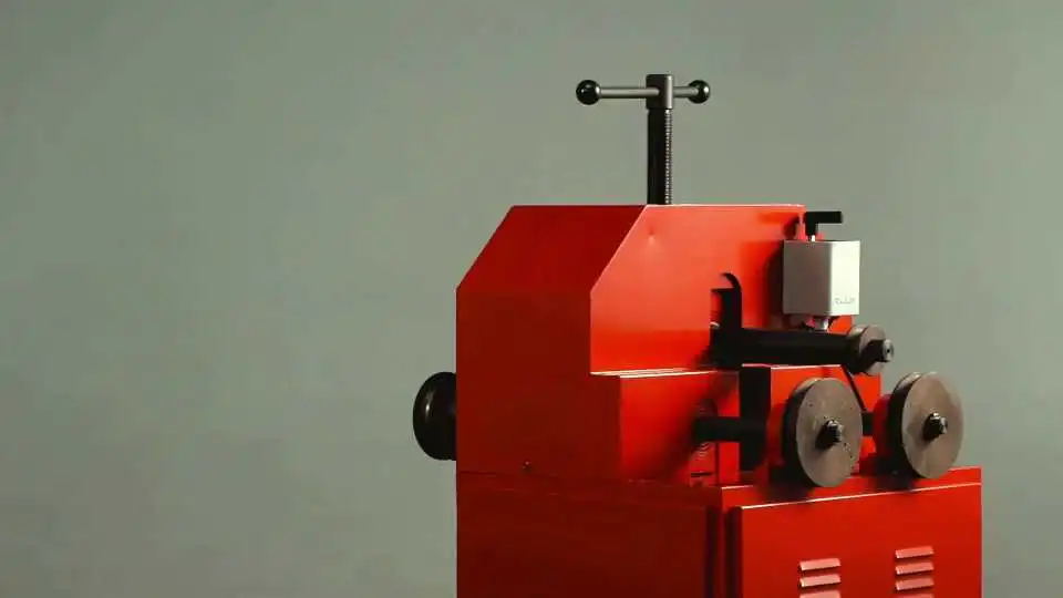 Vídeo de una dobladora de tubos hidráulica que muestra un doblado preciso, un diseño robusto y controles sencillos para proyectos de metalurgia profesionales y de bricolaje.