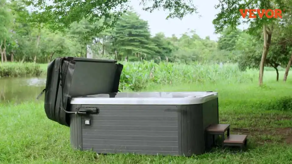 Bekijk hoe de VEVOR heavy-duty spa cover lift het verwijderen van een hottub cover moeiteloos en veilig maakt