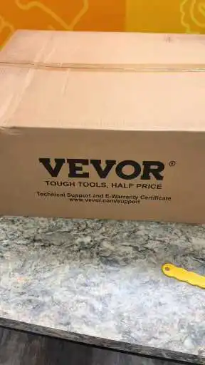 Vea cómo la barredora de suelos VEVOR recoge la suciedad de forma eficiente gracias a su gran contenedor de residuos y su suave acción de barrido manual.