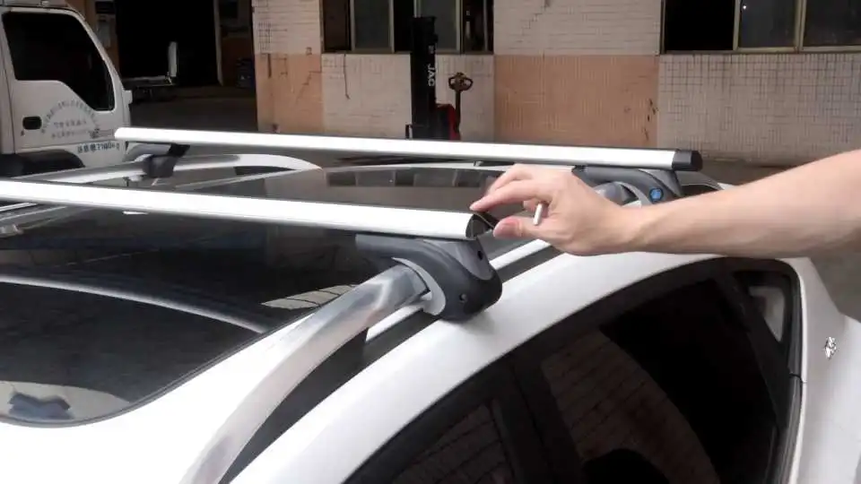 Guarda come le barre trasversali universali per portapacchi VEVOR forniscono un supporto sicuro, regolabile e resistente per tutte le tue esigenze di viaggio e di carico.