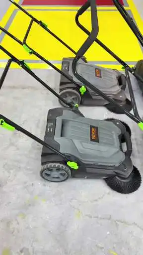 Vea cómo la barredora de césped VEVOR Best Lawn Sweeper Push utiliza cepillos laterales grandes para una limpieza de hojas rápida y eficiente en patios, garajes y aceras.
