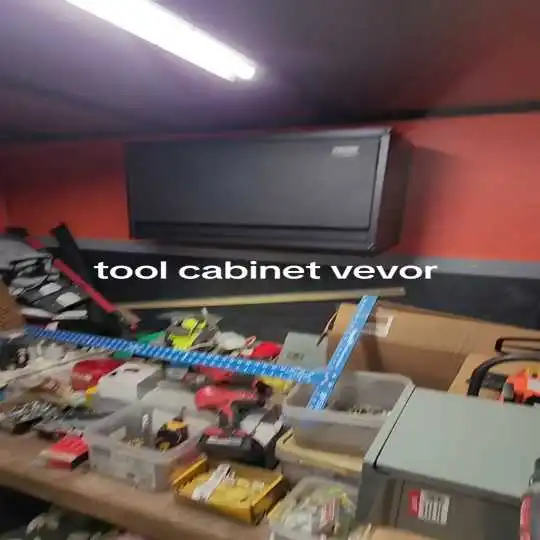 Bekijk hoe de VEVOR metalen opbergkast met deuren soepel sluit, veilig afsluit en robuuste opbergruimte biedt voor een georganiseerde garage.