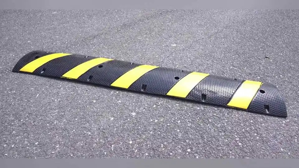 Bekijk de VEVOR Premium Rubberen Verkeersdrempel in actie: robuust ontwerp, veilige oprit en eenvoudige installatie voor langdurig verkeer