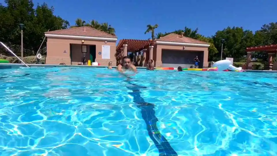 Vea la bomba de piscina de doble velocidad VEVOR en acción: flujo eficiente, funcionamiento silencioso y control inteligente.