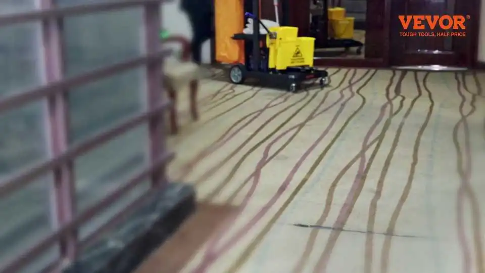 Vea la demostración del carrito de limpieza con ruedas VEVOR: fácil de instalar, fácil de mover y con gran capacidad de almacenamiento.