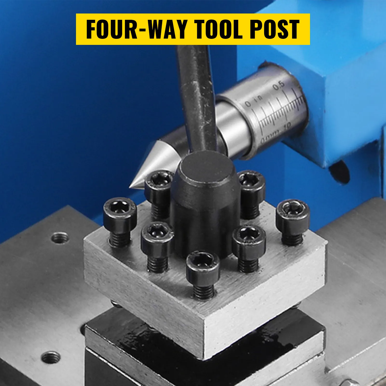 Puesto de herramientas de cuatro vías en el mini torno de metal VEVOR con escala milimétrica en el fondo.