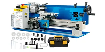 Torno de metal VEVOR con accesorios y kit de herramientas sobre fondo blanco.