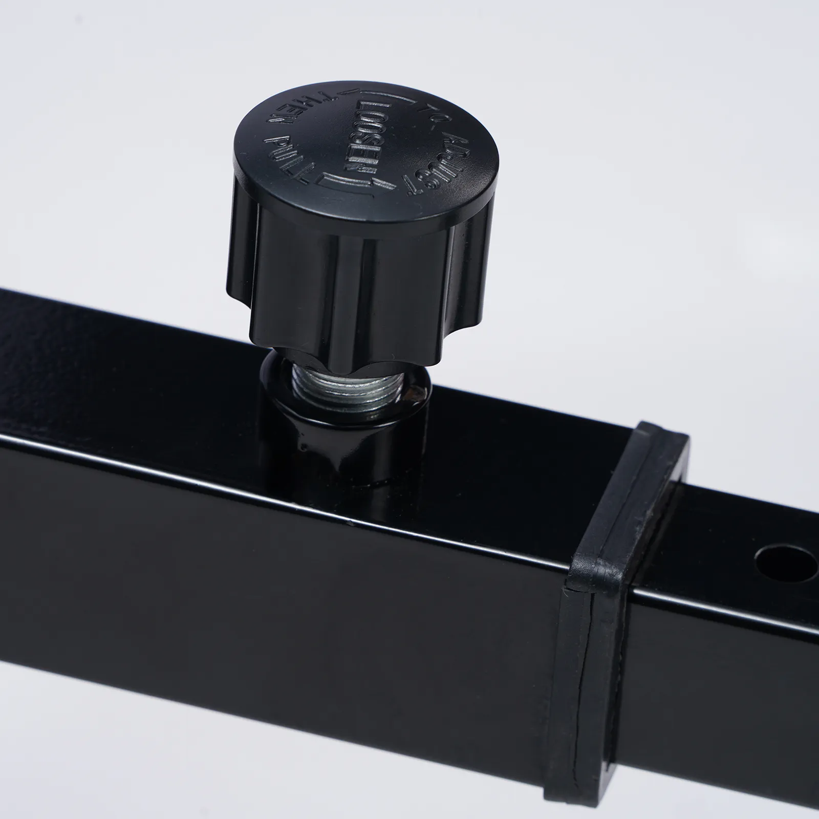 Perilla de ajuste negra en el accesorio de asiento del hoverboard VEVOR, vista de primer plano.