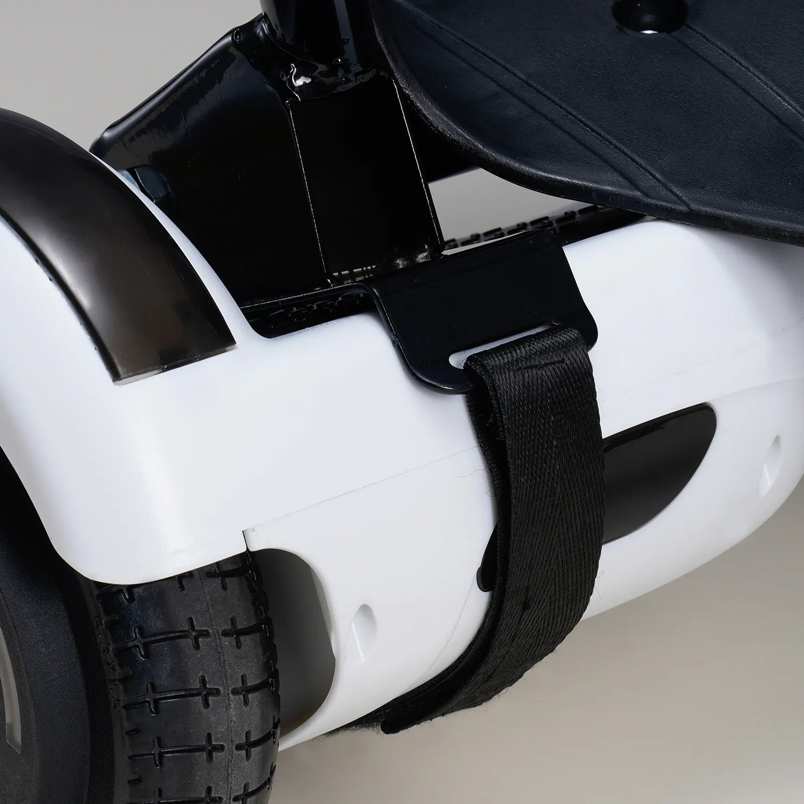 Accesorio de asiento para hoverboard VEVOR con correa negra y primer plano de rueda blanca.