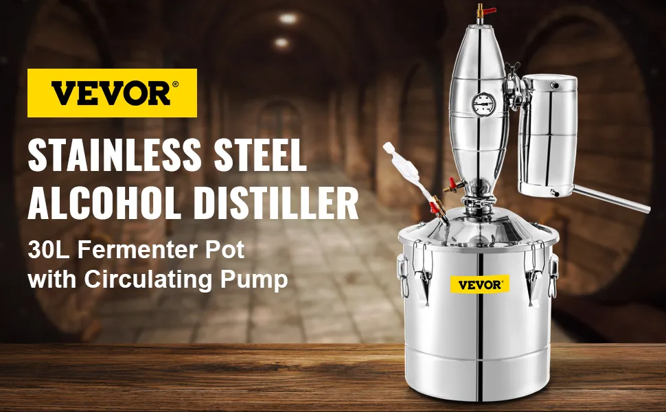 Destilador de alcohol VEVOR en una bodega rústica con barriles de madera al fondo.