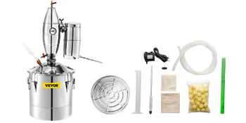 Destilador de alcohol VEVOR de acero inoxidable con accesorios sobre fondo blanco.