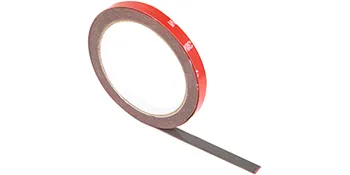 Rollo de cinta adhesiva roja con lado adhesivo expuesto, utilizado para fijar el alerón trasero VEVOR.