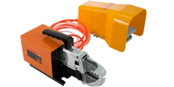 Herramienta de crimpado neumática VEVOR naranja y amarilla con manguera roja adjunta.