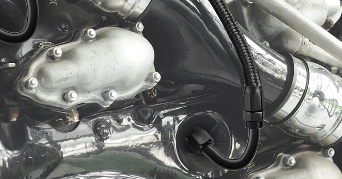 Manguera trenzada negra en un motor, con el kit de línea de combustible VEVOR.