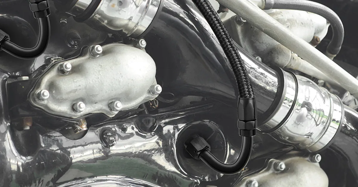 Kit de manguera de combustible VEVOR 8an instalado en un motor de alto rendimiento.