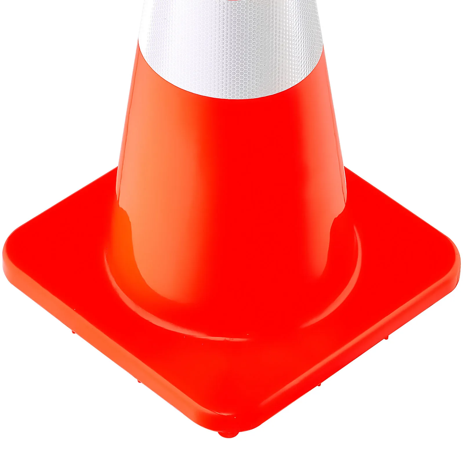 VEVOR traffic cones with solid base in rainy conditions.