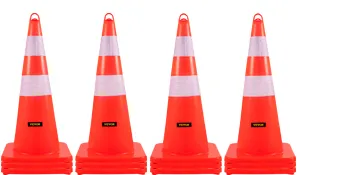 4 leuchtend orange VEVOR-Verkehrskegel mit Reflektorbändern und eine Rolle rotes Klebeband.