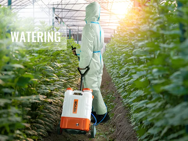 Tuinman in beschermend pak geeft planten water in de kas met behulp van een VEVOR rugspuit bij zonsopgang.