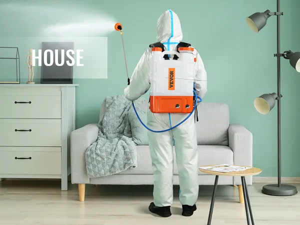 persoon die binnenshuis een VEVOR rugspuit gebruikt en in een pastelgroene kamer met een moderne inrichting spuit.