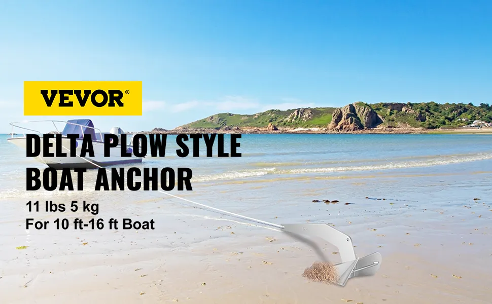 Ancla de barco delta VEVOR en playa de arena con barco y fondo costero escénico.