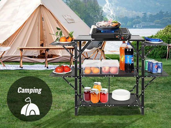 configuración de campamento con una tienda de campaña y una mesa de cocina de camping VEVOR que contiene alimentos, bebidas y herramientas de cocina.
