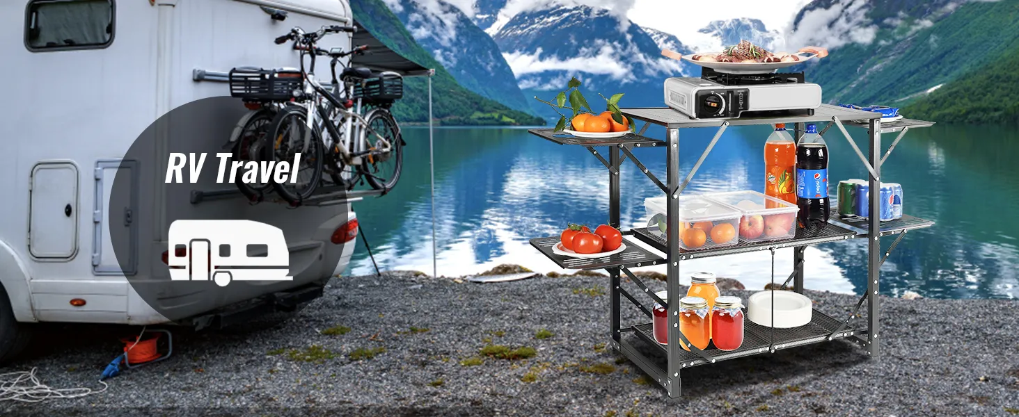 Autocaravana junto a un lago con mesa de cocina de camping VEVOR, provista de comida y bebidas, bicicletas montadas.