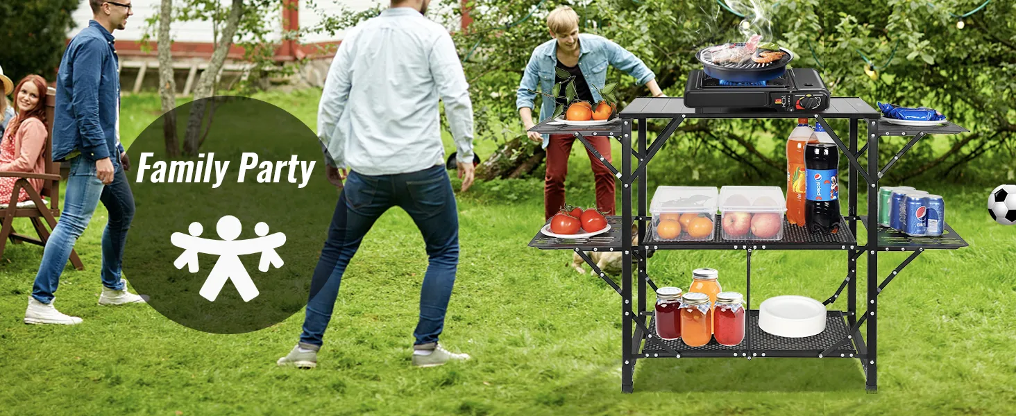 Reunión familiar con mesa de cocina para acampar VEVOR, parrilla para barbacoa y estantes organizados en el césped.