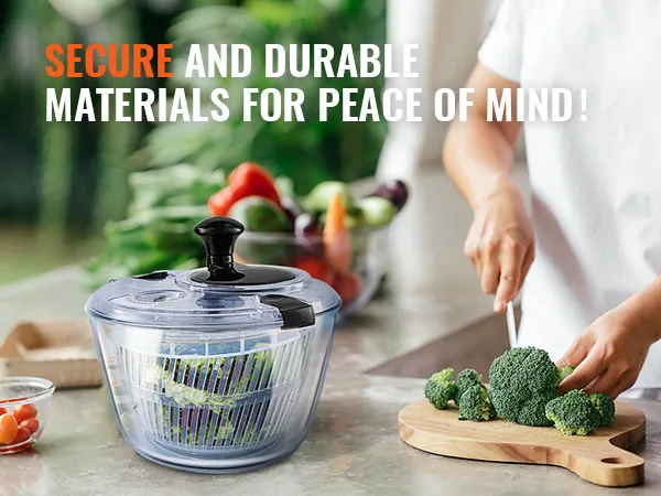 persoon die groenten klaarmaakt naast een VEVOR slacentrifuge van glas op een aanrecht.