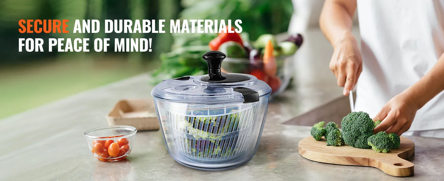 persoon die groenten klaarmaakt naast een VEVOR slacentrifuge van glas op een aanrecht.