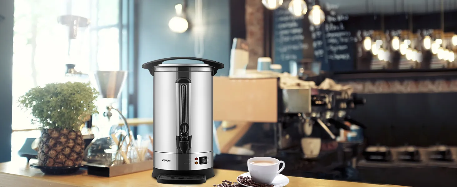 Cafetera VEVOR en un acogedor entorno de cafetería con una taza de café, máquina de café expreso y plantas decorativas.
