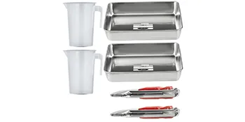 Accesorios para freidora de donas VEVOR: dos jarras, dos bandejas y dos herramientas con mango rojo.