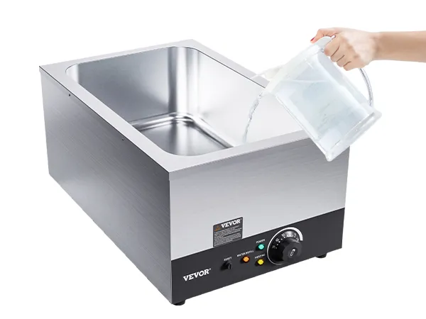 ręczne wlewanie wody do komercyjnego podgrzewacza do żywności VEVOR z wnętrzem ze stali nierdzewnej i pokrętłem sterującym.