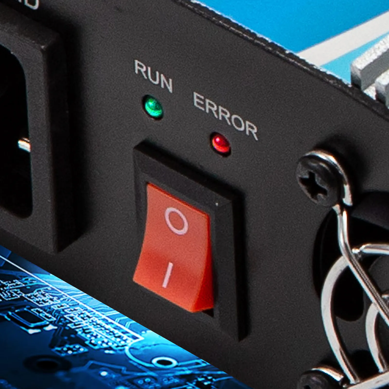 Primer plano del inversor solar conectado a la red VEVOR que muestra el interruptor de encendido y las luces de estado.