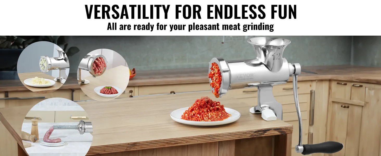 Picadora de carne manual VEVOR sobre mostrador de madera con carne picada, elaboración de embutidos y verduras picadas.